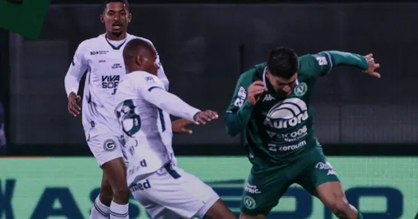 Goiás Vira nos Acréscimos e Retoma a Ponta da Série B: Análise da Vitória Épica