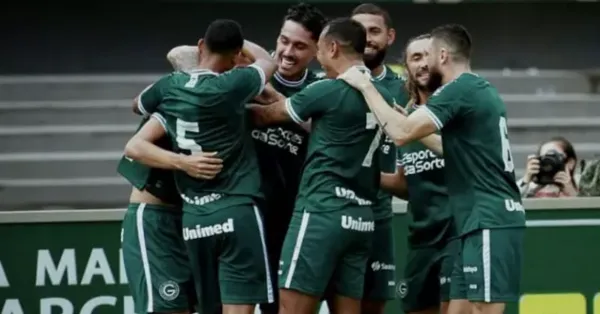 Goiás Assume Liderança da Série B em Virada Dramática na Arena Condá com Gol de Goleiro