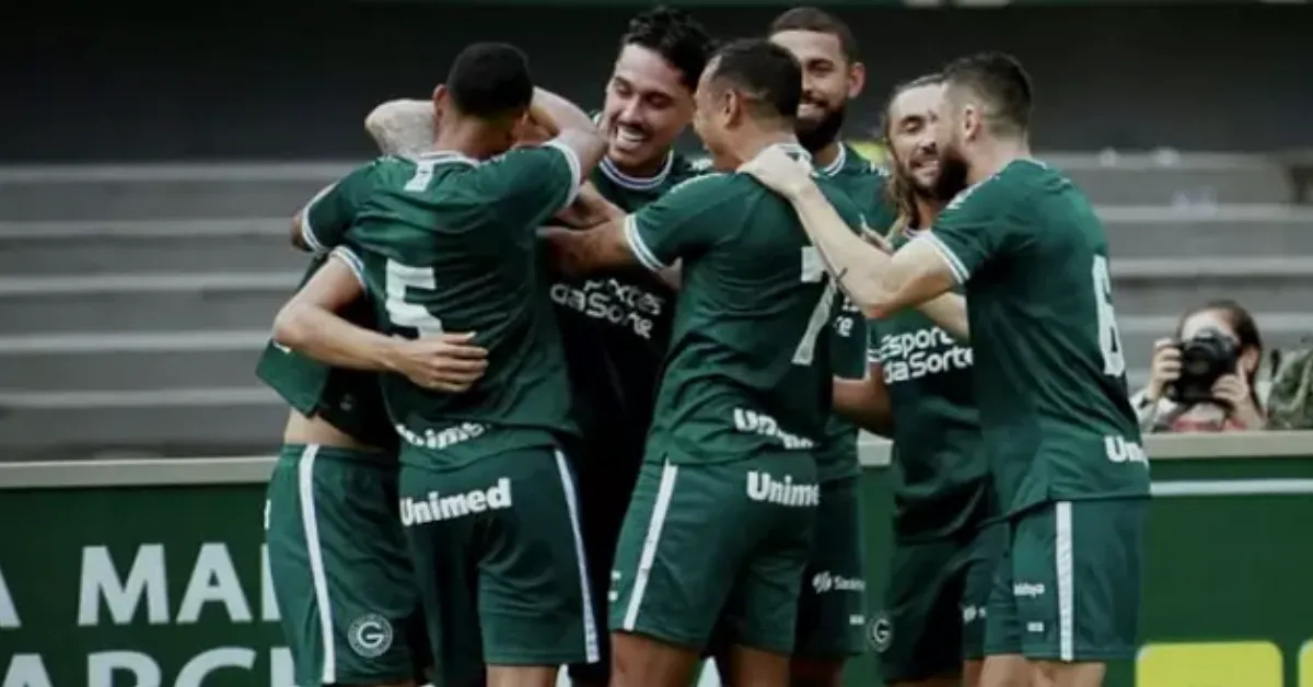 Goiás Assume Liderança da Série B em Virada Dramática na Arena Condá com Gol de Goleiro