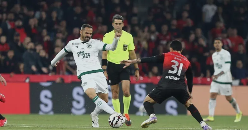 Goiás Vence Athletico e Expõe Vulnerabilidades do Furacão na Série B