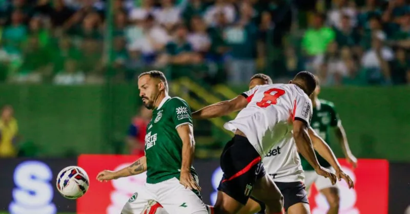 Goiás Surpreendido em Casa: Liderança da Série B Ameaçada Após Derrota por 3 a 2