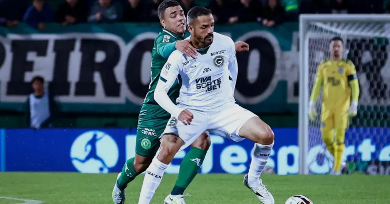 Goiás Fora do G4: Derrota para Chapecoense na Serrinha Agrava Situação na Série B