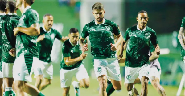 Goiás Fica na Série B: A Provocação do Vila Nova e o Futuro Esmeraldino